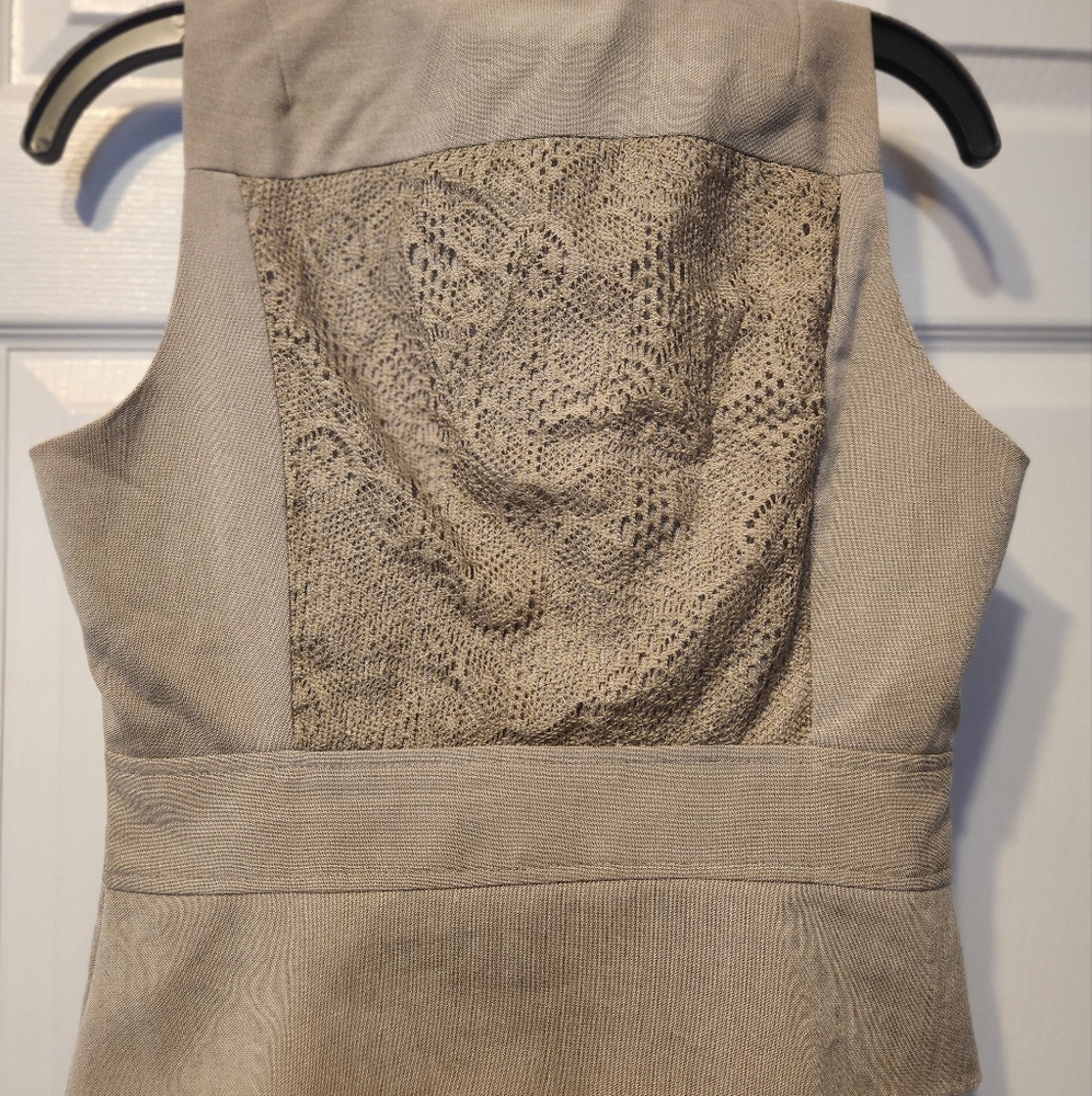 EUC sleeveless vest